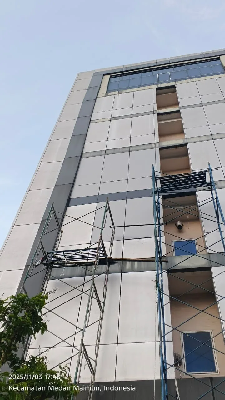 Pemasangan ACP putih dan abu-abu pada gedung di Medan